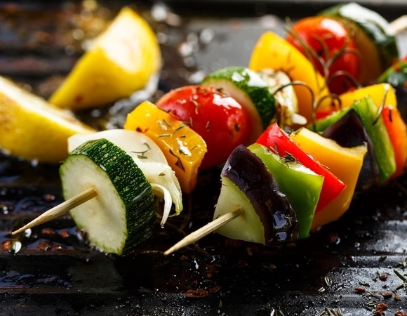 Какие овощи можно готовить на мангале, а какие нет — подбираем идеальное сопровождение к шашлыку 