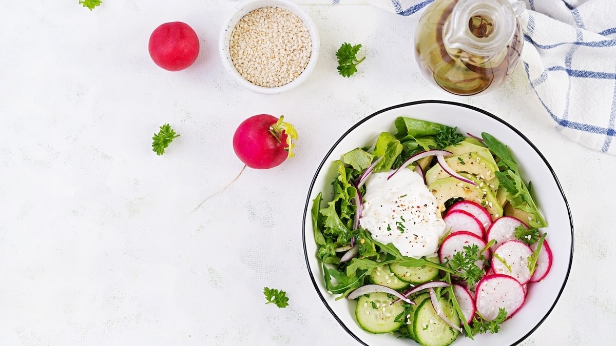Такой салат из огурцов и редиса захочется есть каждый день — все решает заправка