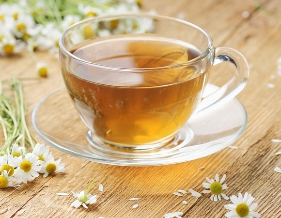 Вздутие как рукой снимет — чем еще полезен чай из ромашки 