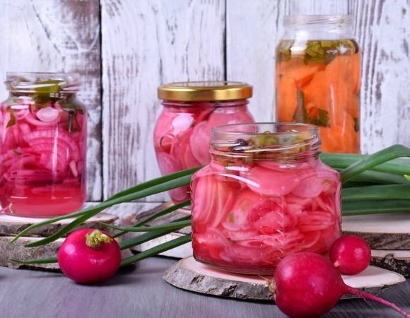 Маринованный редис с зеленым луком — нашли рецепт минутной закуски для пикника и на каждый день