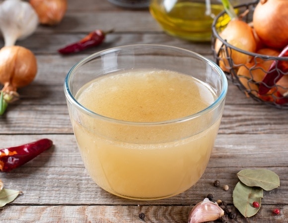 «Идеально для борща, рассольника или фасолевого супа»: как в Таганроге готовят говяжий бульон 