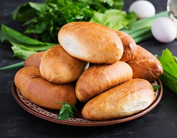 Эти пирожки на кефире будут готовы всего за час — нашли простой способ порадовать близких