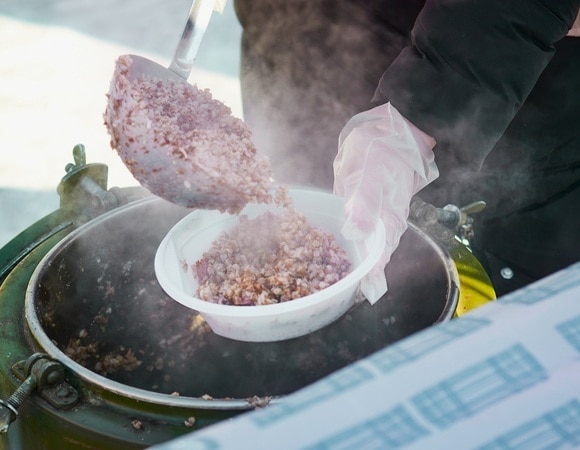 Как армейские повара кормят солдат в походных условиях?