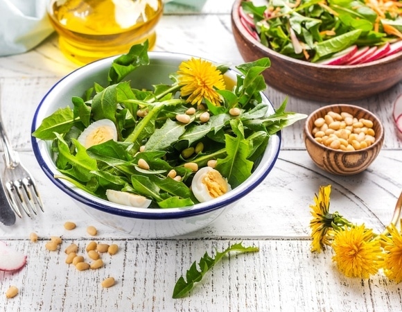 Попробовать весну на вкус: узнали рецепт самого простого салата из одуванчиков 