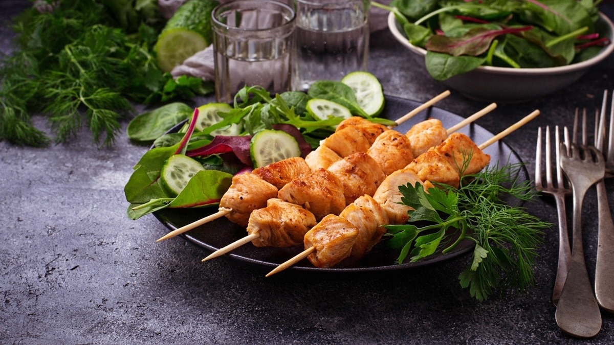 Закуски на шпажках — курица в медово-горчичном соусе захватит все внимание гостей