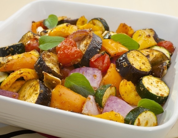 Как запечь овощи в микроволновке — идеальный гарнир к мясу за 10 минут Как запечь овощи в микроволновке — идеальный гарнир к мясу за 10 минут