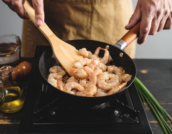 Креветки, обжаренные в «зеленом» масле — именно так морепродукт готовят в Таганроге