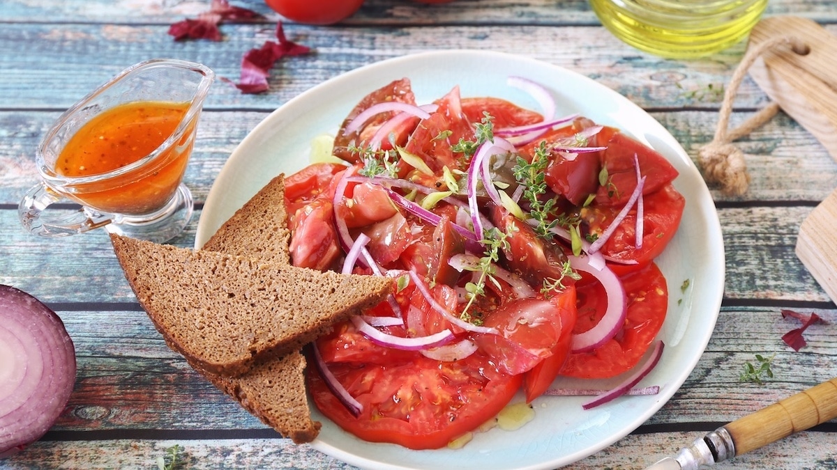 Научились делать идеальную закуску к шашлыку — нужны только помидоры, лук и зелень Научились делать идеальную закуску к шашлыку — нужны только помидоры, лук и зелень