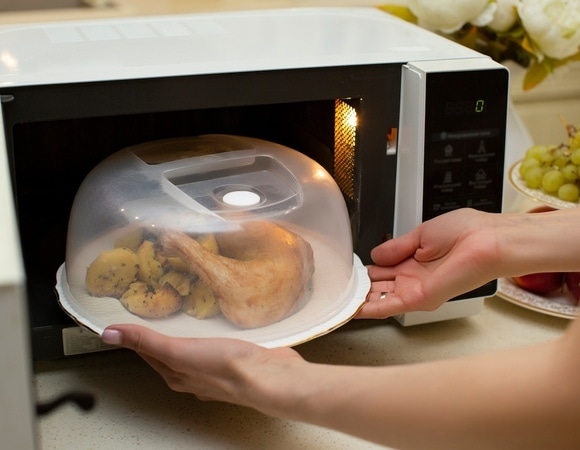 Ловушка для здоровья: диетолог объяснила, какую посуду лучше не использовать на кухне 