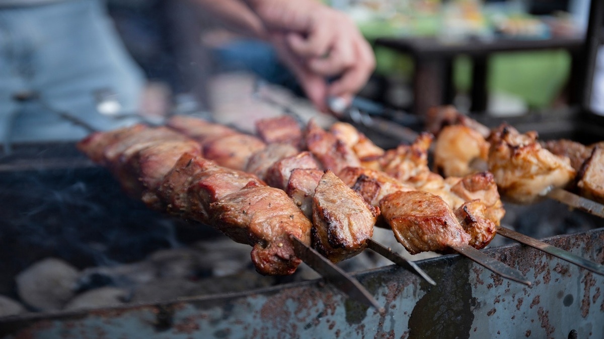 Сколько маринуется шашлык из свинины — как не испортить текстуру мяса 