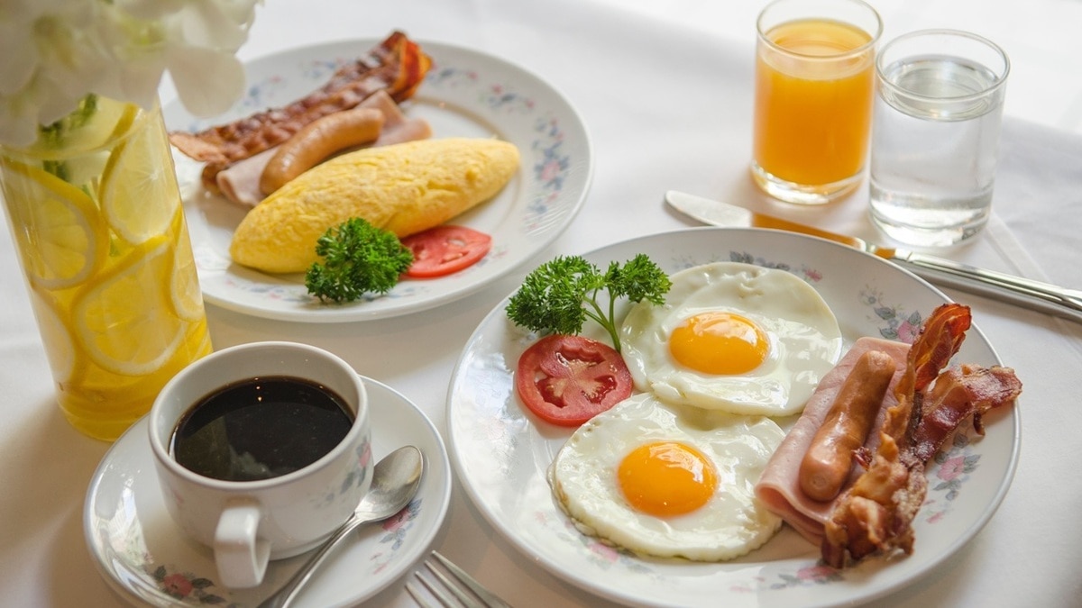 Идеально для завтрака: как правильно жарить яичницу с беконом — пошаговый план