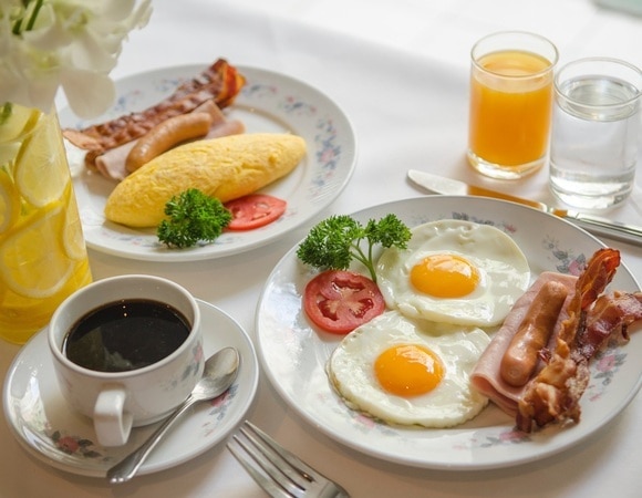 Идеально для завтрака: как правильно жарить яичницу с беконом — пошаговый план