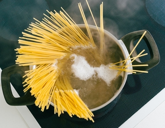 Нужно ли накрывать кастрюлю крышкой при варке макарон — мелочь, а важно Нужно ли накрывать кастрюлю крышкой при варке макарон — мелочь, а важно