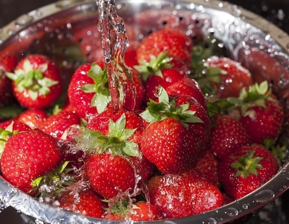 Никакой горячей воды и мыла: чем можно и нельзя мыть клубнику