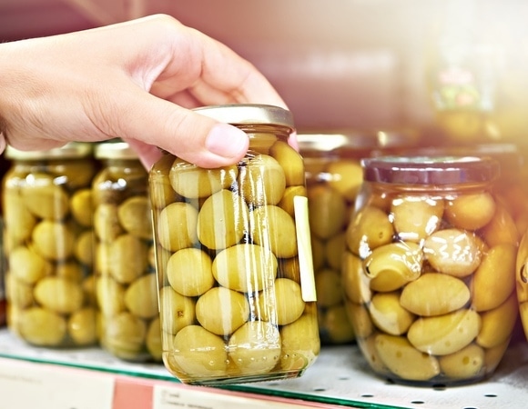 Не выливайте рассол из-под оливок — он спасет ваш салат, суп и не только Не выливайте рассол из-под оливок — он спасет ваш салат, суп и не только