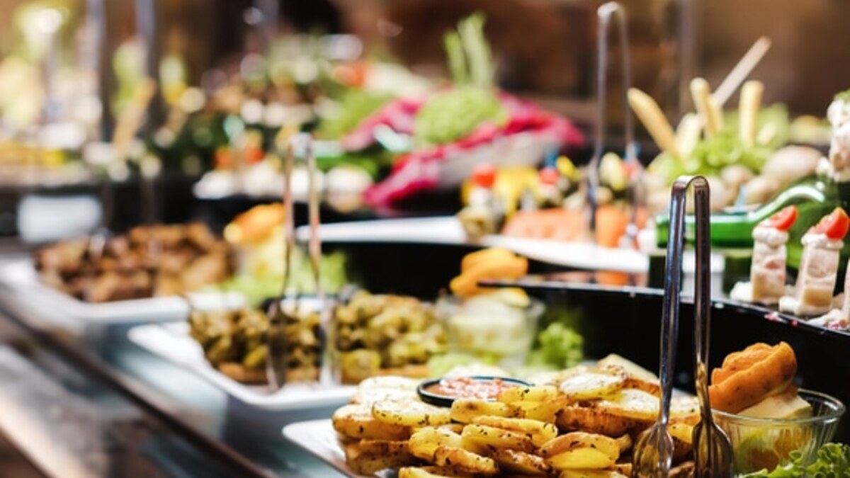 Неочевидные опасности «шведского стола»: как не расплатиться за отпуск здоровьем