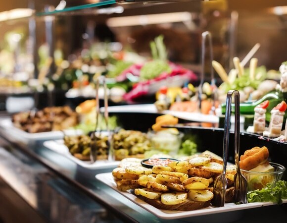 Неочевидные опасности «шведского стола»: как не расплатиться за отпуск здоровьем