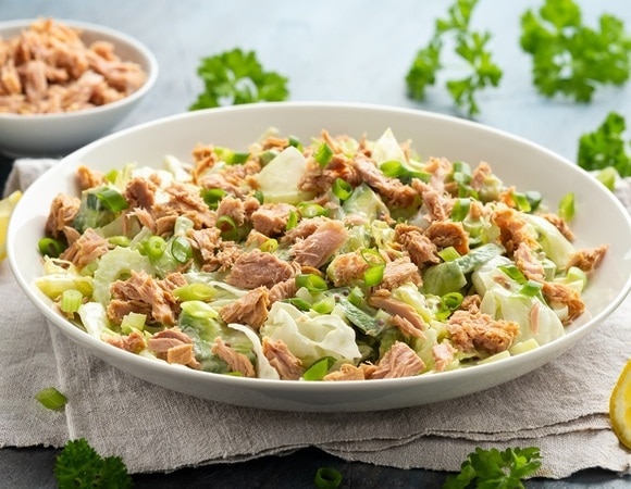 «Потрясающий состав»: низкокалорийный салат с тунцом не оставит равнодушным даже тех, кто не любит рыбу