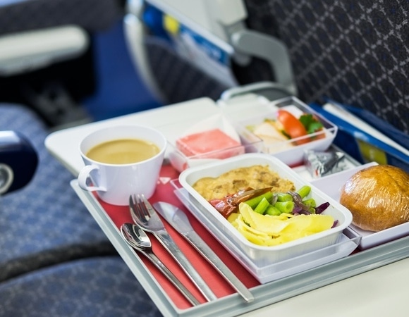 Рецепторы в шоке: блогер выяснил, какая еда в самолете кажется особенно вкусной