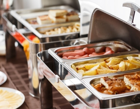 Летний отпуск под угрозой? Предупредили об опасной еде в отелях «все включено»