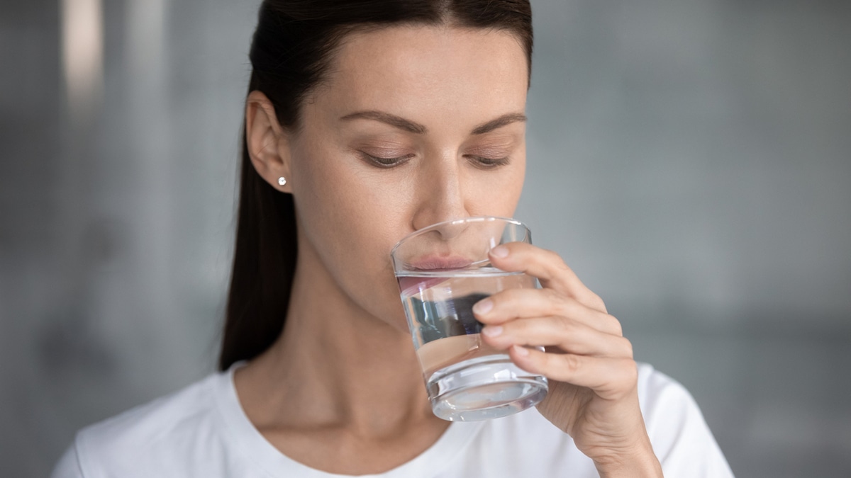 Чем лучше утолять жажду? Роспотребнадзор уверяет: простой воды будет мало