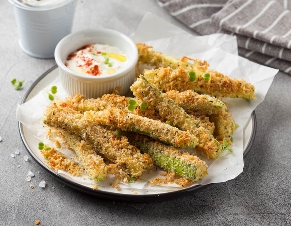 Хрустящие кабачки со сливочно‑чесночным дипом — такие исчезают со стола за минуту