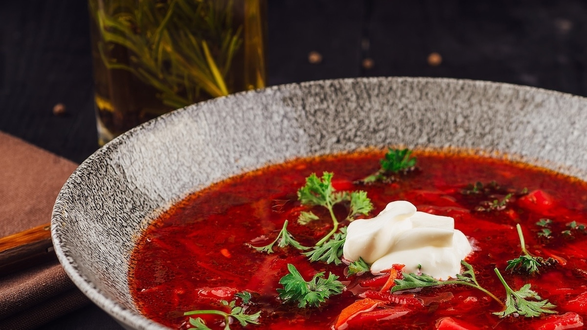 Забудьте про томатную пасту: шеф-повар назвал 3 главных секрета вкусного борща