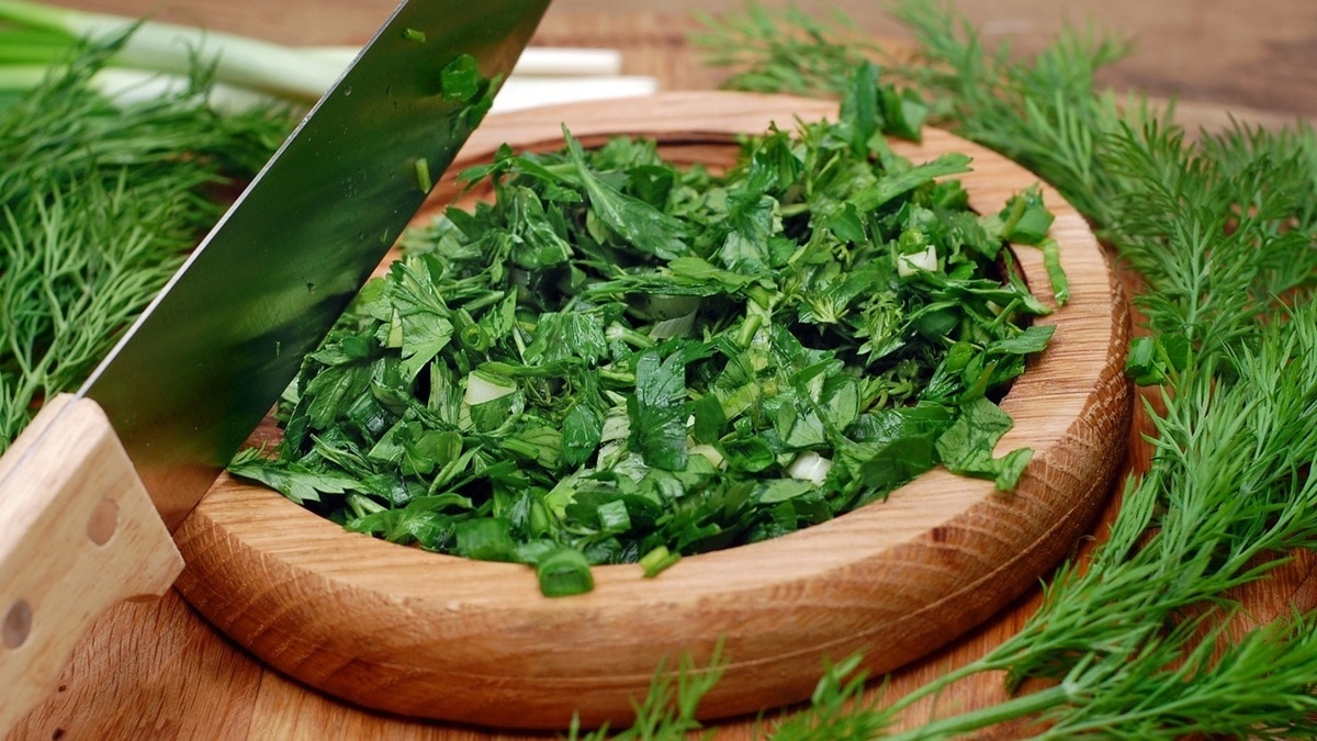 «На несколько раз»: самый простой способ заморозки нарезанной зелени