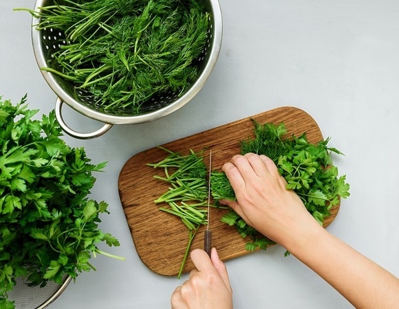 «Способ для лентяев»: как правильно заморозить зелень на зиму пучками