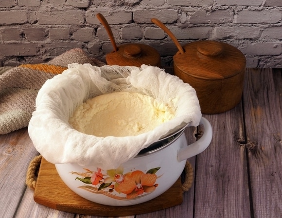 Домашний творог из трех ингредиентов: в салат, к чаю и на брускетту