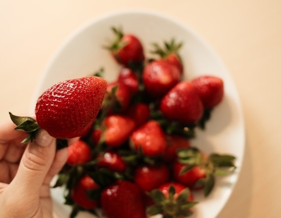 Клубника — не просто десерт: нашли 8 причин есть ее чаще, чем раз в месяц
