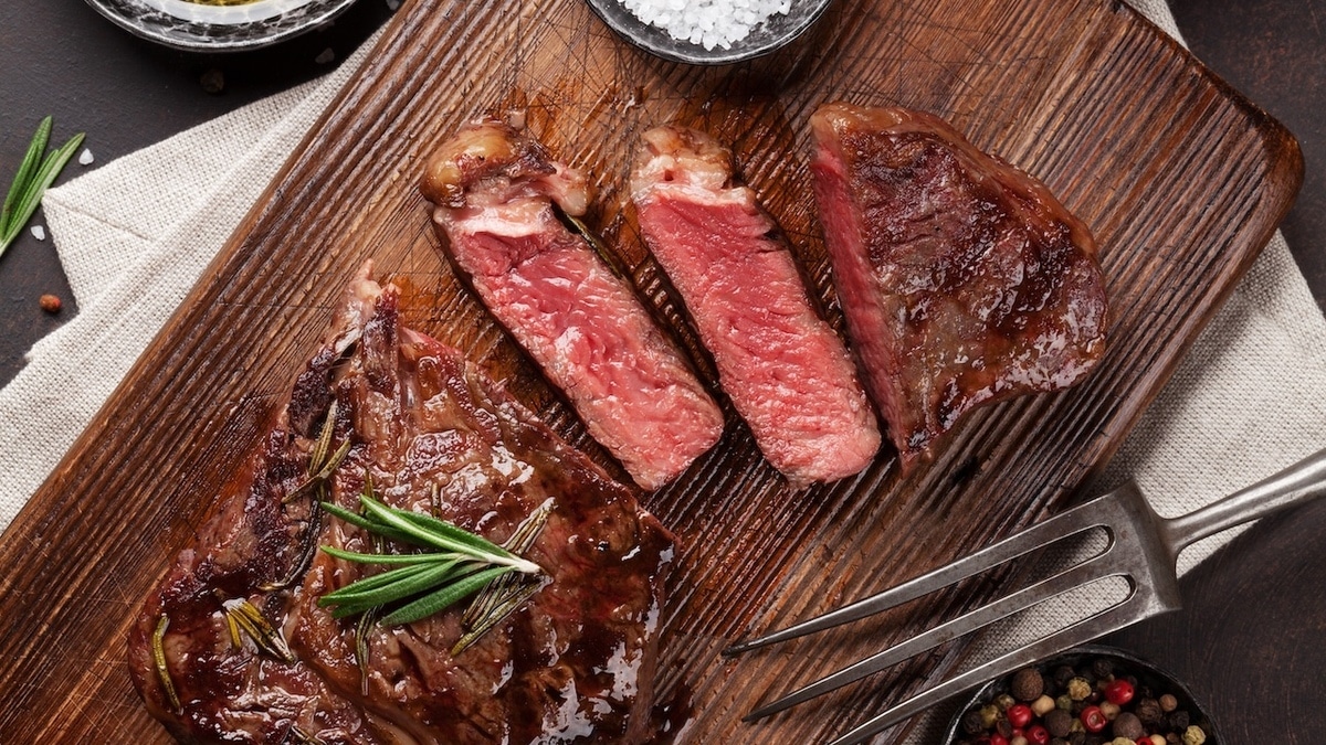 Диетолог сообщил, кому красное мясо действительно полезно — а кто должен от него отказаться