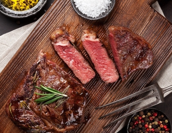 Диетолог сообщил, кому красное мясо действительно полезно — а кто должен от него отказаться