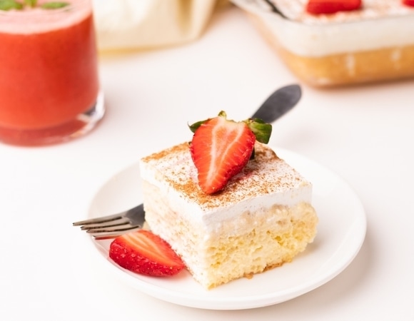 Больше никаких сухих бисквитов: готовим торт «Три молока» с клубникой — как в турецких отелях