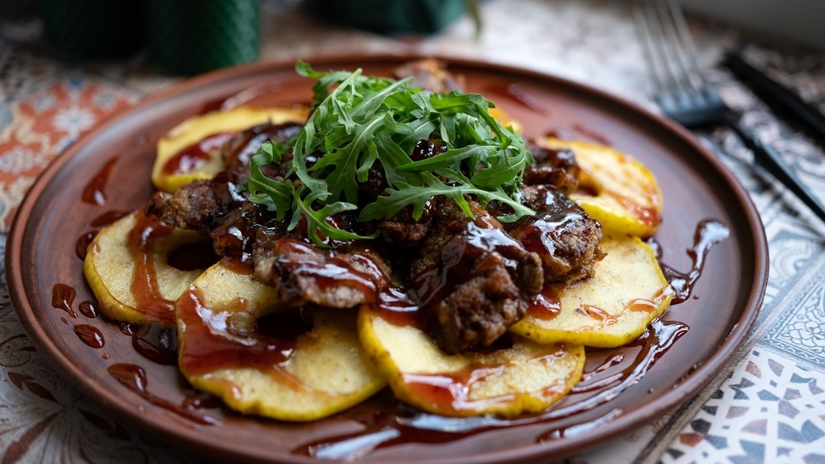 «Получилось изысканно»: как приготовить куриную печень — добавьте яблоки и мед