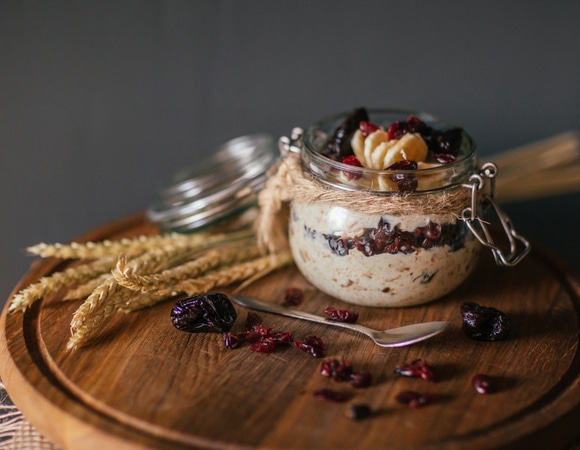 Ленивая овсянка в банке: простой рецепт, который сэкономит время и поможет легко начать день