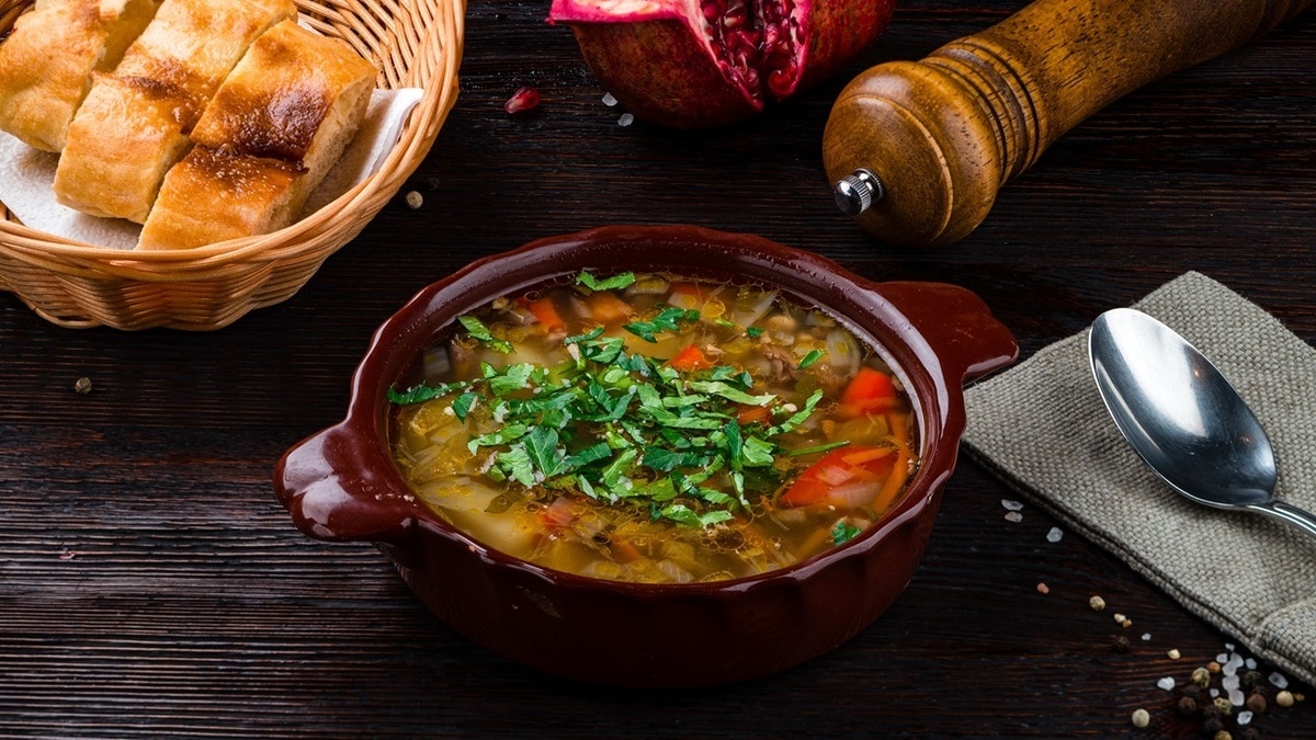 «Вкус будет насыщеннее»: как готовить щи из свежей капусты — классика русской кухни всего за 30 минут