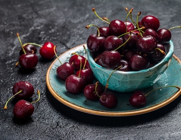 «Неплохая ягодка»: кому черешня на пользу, а кому во вред — объяснила врач 