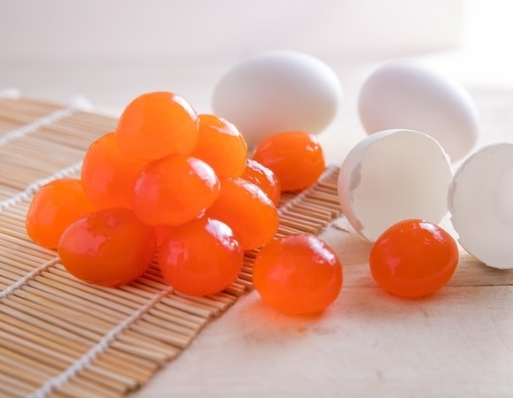 Что сделать с яичными желтками: шеф-повар предложила необычное блюдо — на замену пармезану