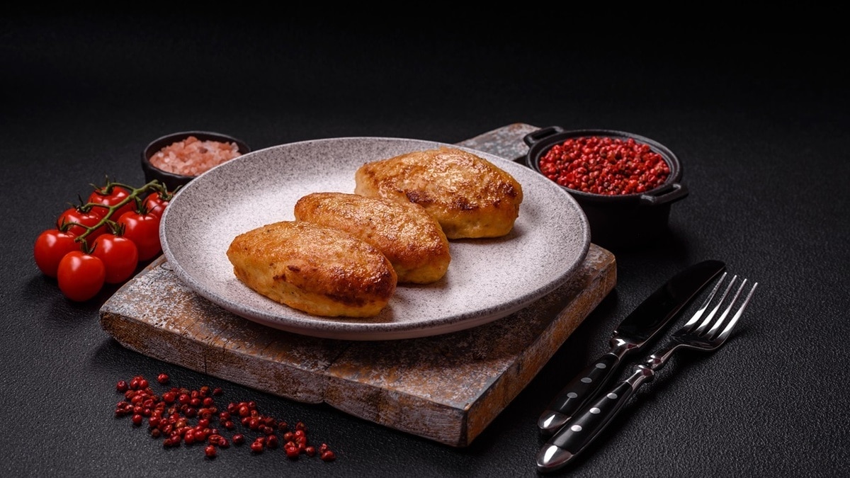 «Вкус невероятный»: что добавить в фарш для котлет — сочность и мягкость гарантированы
