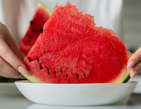Майские арбузы есть не стоит: биолог рассказал, чем они отличаются от сезонных