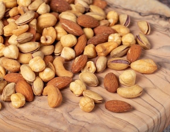 Для здоровья сердца и молодости: вот какие орехи советуют есть пожилым