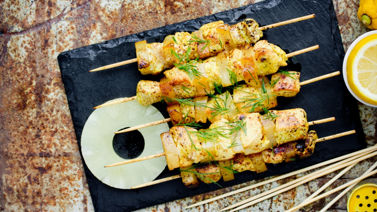 Забудьте про пиццу с курицей и ананасом! Лучше приготовьте гавайские шашлычки с этим сочетанием
