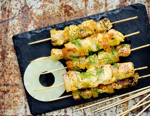 Забудьте про пиццу с курицей и ананасом! Лучше приготовьте гавайские шашлычки с этим сочетанием