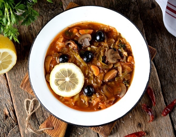 «Получилось душевно»: готовим солянку с необычным набором продуктов — запаситесь грибами