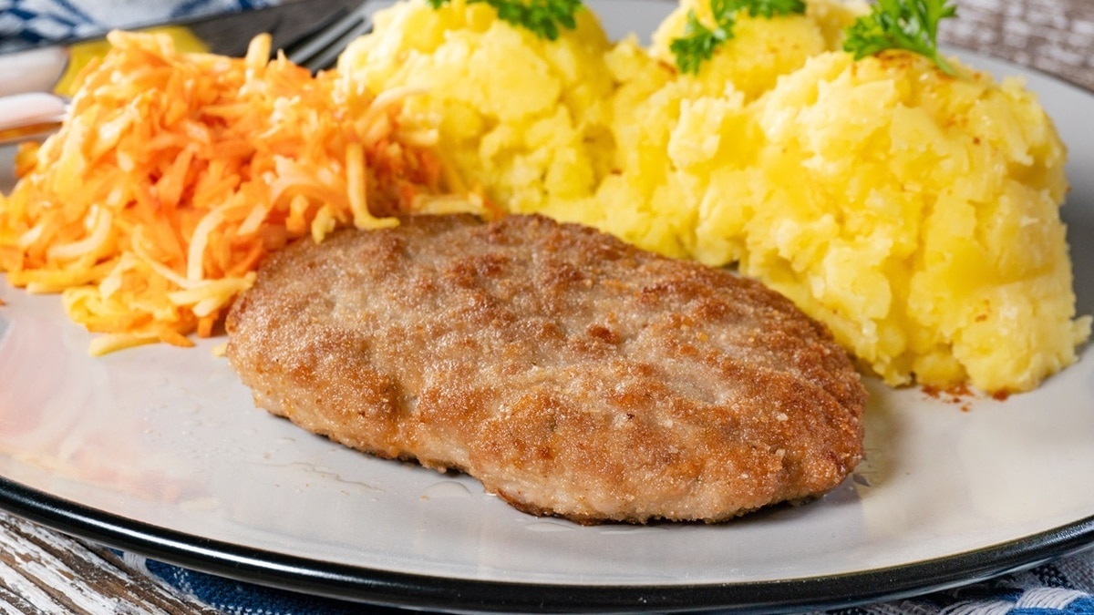 «Проще добиться идеальной текстуры»: для чего в фарш добавляют яйцо