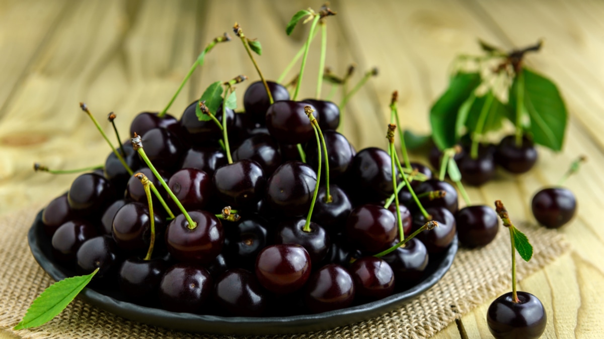 Поможет заснуть и наладить режим: какую еще пользу черешня приносит организму