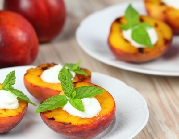 Такой десерт вы точно не ели! Персики со сливочным сыром на гриле за 10 минут