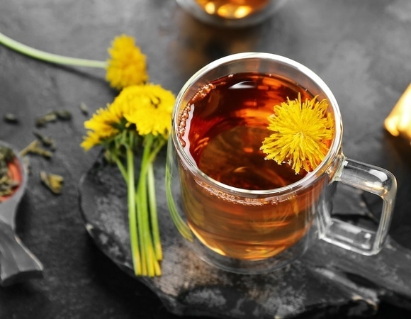 Корни, цветы или листья? Как правильно заваривать чай из одуванчика