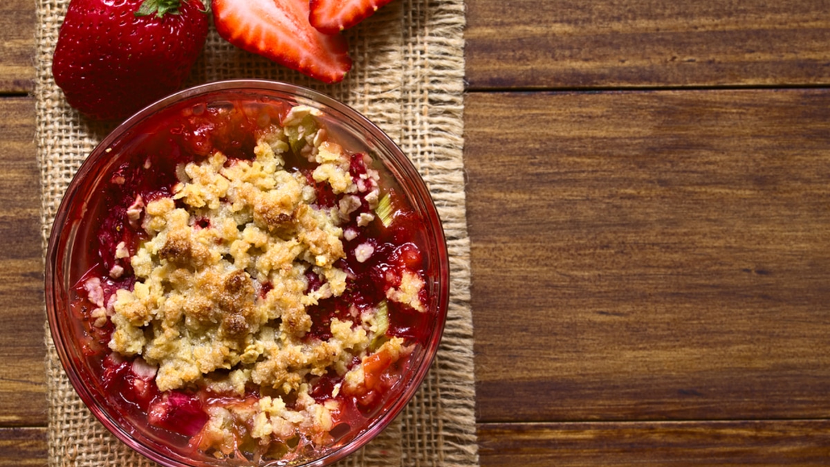 Клубничный крамбл с корицей — изысканное удовольствие для каждого
